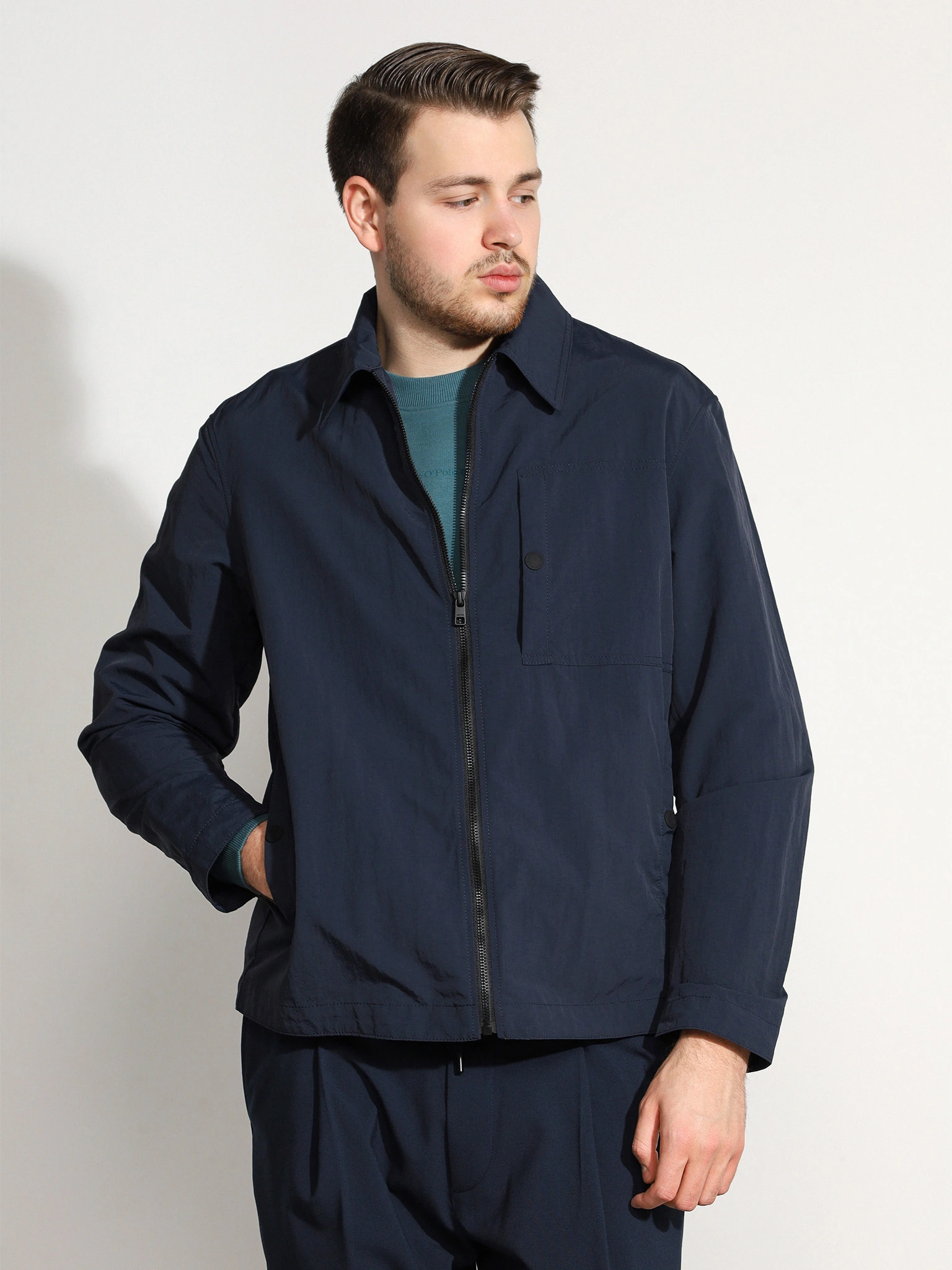 Куртка-ветровка темно-синего цвета 